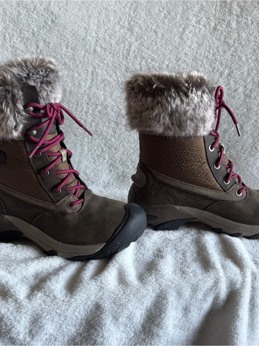 Keen Women's Brown Winter Boots with Pink Laces and Faux Fur Collar